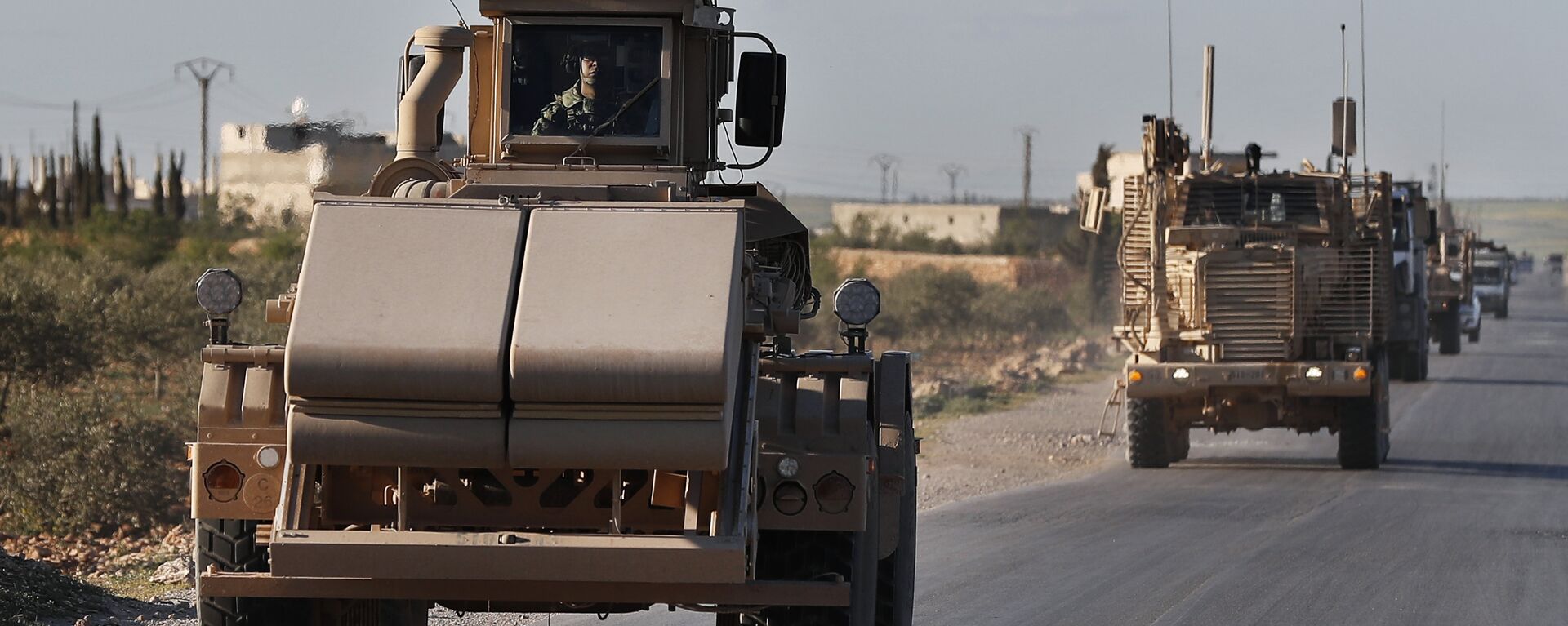 A U.S. mine detector armored vehicle, leads a convoy of U.S. troops, on a road leading to the tense front line with Turkish-backed fighters, in Manbij town, north Syria. File photo. - Sputnik International, 1920, 18.04.2025