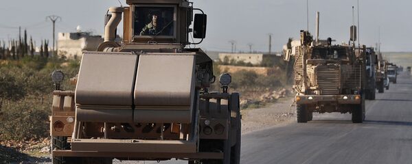 A U.S. mine detector armored vehicle, leads a convoy of U.S. troops, on a road leading to the tense front line with Turkish-backed fighters, in Manbij town, north Syria, Saturday, March 31, 2018 - Sputnik International