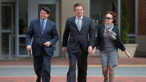 Paul Manafort (C), former campaign manager for U.S. President Donald Trump, arrives with his wife Kathleen (R), for an arraignment at the federal courthouse in Alexandria, Virginia, U.S., March 8, 2018 - Sputnik International