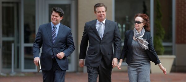 Paul Manafort (C), former campaign manager for U.S. President Donald Trump, arrives with his wife Kathleen (R), for an arraignment at the federal courthouse in Alexandria, Virginia, U.S., March 8, 2018 - Sputnik International