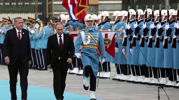 Turkish President Tayyip Erdogan and his Russian counterpart Vladimir Putin review a guard of honour during a welcoming ceremony at the Presidential Palace in Ankara, Turkey April 3, 2018 - Sputnik International