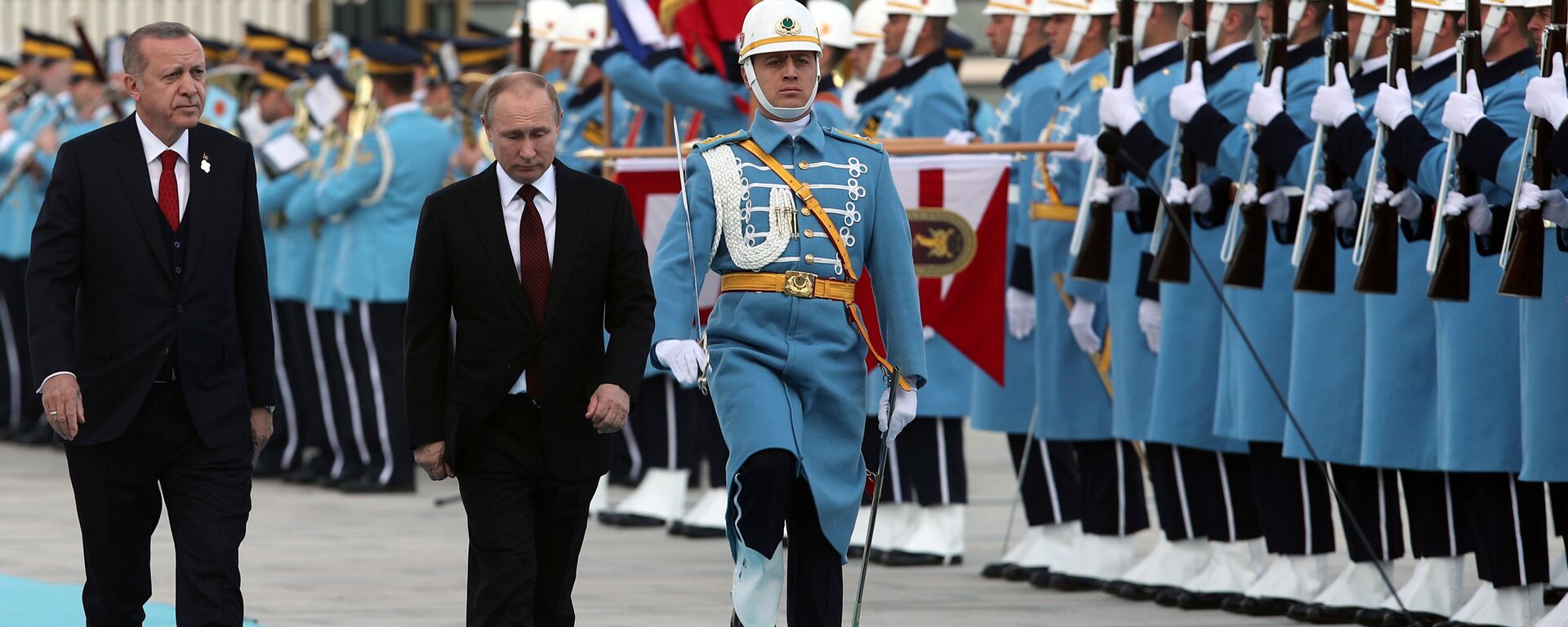 Turkish President Tayyip Erdogan and his Russian counterpart Vladimir Putin review a guard of honour during a welcoming ceremony at the Presidential Palace in Ankara, Turkey April 3, 2018 - Sputnik International, 1920, 03.04.2018