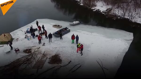 Daredevils Paddle Down Don River On Ice Floe - Sputnik International