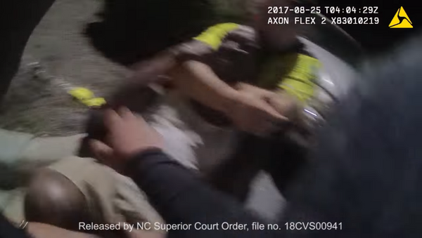 New bodycam footage from North Carolina's Asheville Police Department shows officer put suspect into chokehold and aftermath of the arrest - Sputnik International