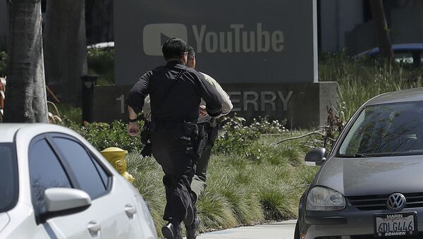 Officers run toward a YouTube office in San Bruno, Calif., Tuesday, April 3, 2018. Police and federal officials have responded to reports of a shooting Tuesday at YouTube headquarters in Northern California. - Sputnik International