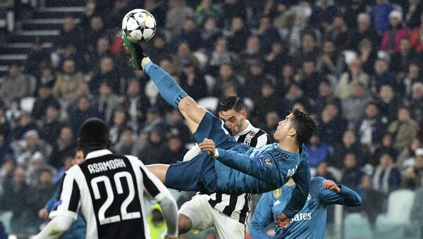 Real Madrid's Portuguese forward Cristiano Ronaldo (C) scores during the UEFA Champions League quarter-final first leg football match between Juventus and Real Madrid at the Allianz Stadium in Turin on April 3, 2018 - Sputnik International