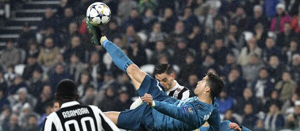 Real Madrid's Portuguese forward Cristiano Ronaldo (C) scores during the UEFA Champions League quarter-final first leg football match between Juventus and Real Madrid at the Allianz Stadium in Turin on April 3, 2018 - Sputnik International