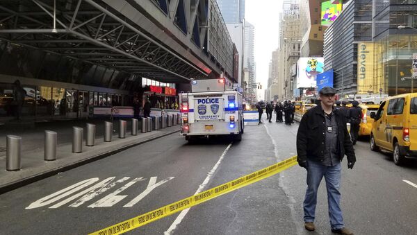 Police outside of New York's Port Authority bus terminal prevent people from entering after a report that an unidentified white powder was found there, Wednesday morning April 4, 2018 - Sputnik International