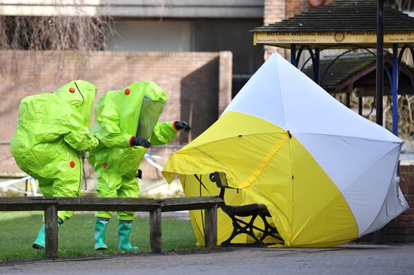 In this file photo taken on March 8, 2018 members of the emergency services in green biohazard encapsulated suits re-affix the tent over the bench where Russian spy Sergei Skripal and his daughter Yulia were found in critical condition on March 4 at The Maltings shopping centre in Salisbury, southern England In this file photo taken on March 8, 2018 members of the emergency services in green biohazard encapsulated suits re-affix the tent over the bench where Russian spy Sergei Skripal and his daughter Yulia were found in critical condition on March 4 at The Maltings shopping centre in Salisbury, southern England - Sputnik International
