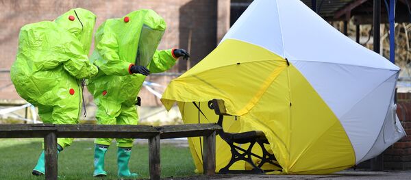 In this file photo taken on March 8, 2018 members of the emergency services in green biohazard encapsulated suits re-affix the tent over the bench where Russian spy Sergei Skripal and his daughter Yulia were found in critical condition on March 4 at The Maltings shopping centre in Salisbury, southern England In this file photo taken on March 8, 2018 members of the emergency services in green biohazard encapsulated suits re-affix the tent over the bench where Russian spy Sergei Skripal and his daughter Yulia were found in critical condition on March 4 at The Maltings shopping centre in Salisbury, southern England - Sputnik International