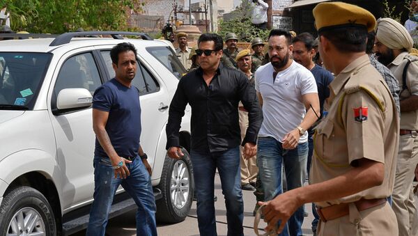 Bollywood actor Salman Khan (2nd L) arrives at a court in Jodhpur in the western state of Rajasthan, India, April 5, 2018 - Sputnik International
