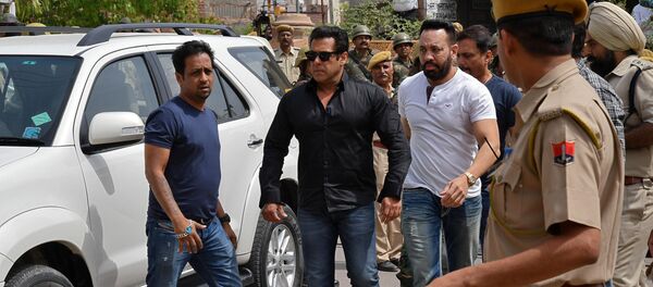 Bollywood actor Salman Khan (2nd L) arrives at a court in Jodhpur in the western state of Rajasthan, India, April 5, 2018 - Sputnik International