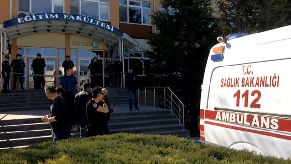 Security officials stand at the entrance of Eskisehir Osmangazi University after a research assistant shot and killed four staff members in Eskisehir, central Turkey, Thursday, April 5, 2018 - Sputnik International
