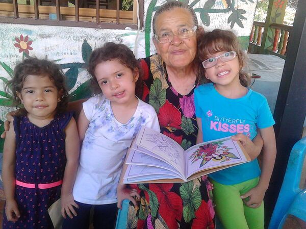 Rafaela Baroni together with kids , who come to see her daily - Sputnik International