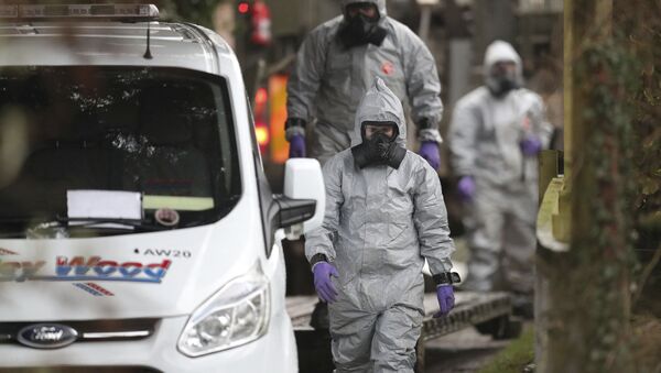 Investigators in protective clothing remove a van from an address in Winterslow, Wiltshire, as part of their investigation into the nerve-agent poisoning of ex-spy Sergei Skripal and his daughter, in England,March 12, 2018 - Sputnik International