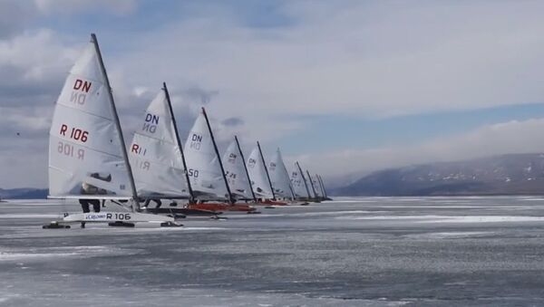 Adrenaline Junkies Zoom Around in 100km/h Ice-Sailing Race on Lake Baikal - Sputnik International