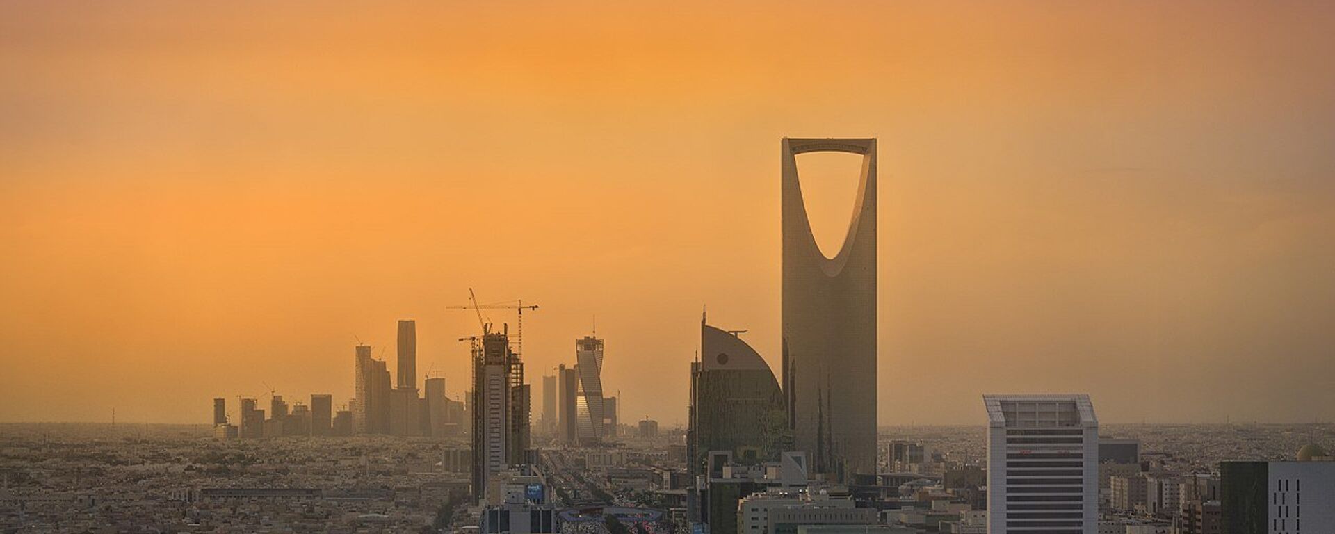Riyadh Skyline showing the King Abdullah Financial District (KAFD) and the famous Kingdom Tower - Sputnik International, 1920, 21.04.2020