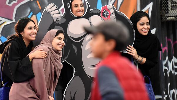 Saudi girls pose for a group picture as one stands behind a frame depicting King Kong, while attending the first ever Comic-Con Arabia event held in the capital Riyadh on November 25, 2017 - Sputnik International