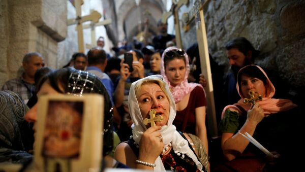 Worshippers hold crosses as they take part in the Good Friday procession in the Church of the Holy Sepulchre in Jerusalem's Old City April 6, 2018 - Sputnik International