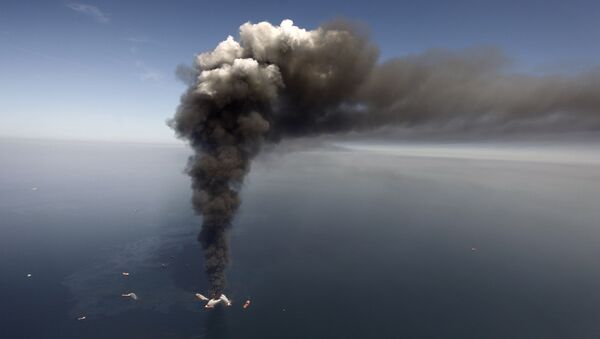A large plume of smoke rising from BP's Deepwater Horizon offshore oil rig in the Gulf of Mexico on April 21, 2010 - Sputnik International