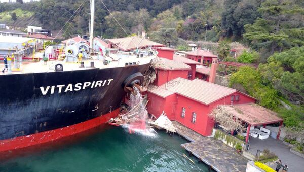 A tanker has crashed into a historic mansion on Bosporus strait, severely damaging the building, in Istanbul, Saturday, April 7, 2018 Turkey's official Anadolu news agency said the Maltese flagged ship's main machinery stopped Saturday, disabling its rudder and causing it to lose control - Sputnik International