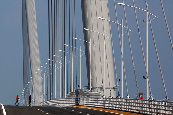Workers walk on a section of the Hong Kong-Zhuhai-Macau Bridge, to be opened in Zhuhai, China March 28, 2018 - Sputnik International