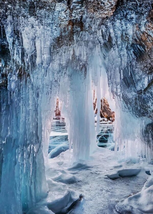 Stunning Views of Frozen Lake Baikal - Sputnik International