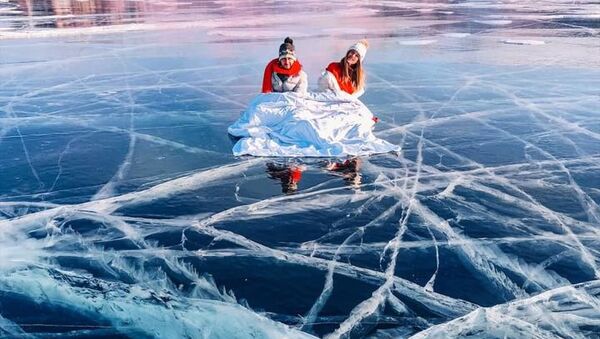 Stunning Views of Frozen Lake Baikal - Sputnik International