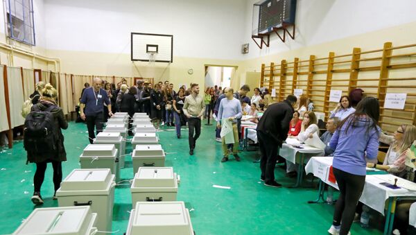 People vote during Hungarian parliamentary election after the official closing of the polling station in Budapest, Hungary, April 8, 2018 - Sputnik International