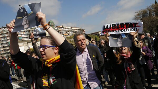 People hold pictures of Spain´s King Felipe VI upside down during a protest called by Catalan pro-independence demonstrators against the visit of the king in Barcelona - Sputnik International
