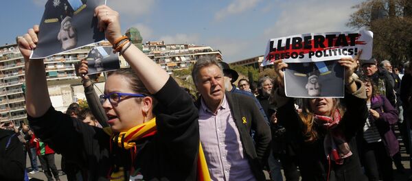 People hold pictures of Spain´s King Felipe VI upside down during a protest called by Catalan pro-independence demonstrators against the visit of the king in Barcelona - Sputnik International