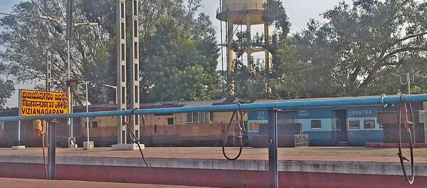 Vizianagaram junction train station name board with backdrop of Ahmedabad Puri Express - Sputnik International