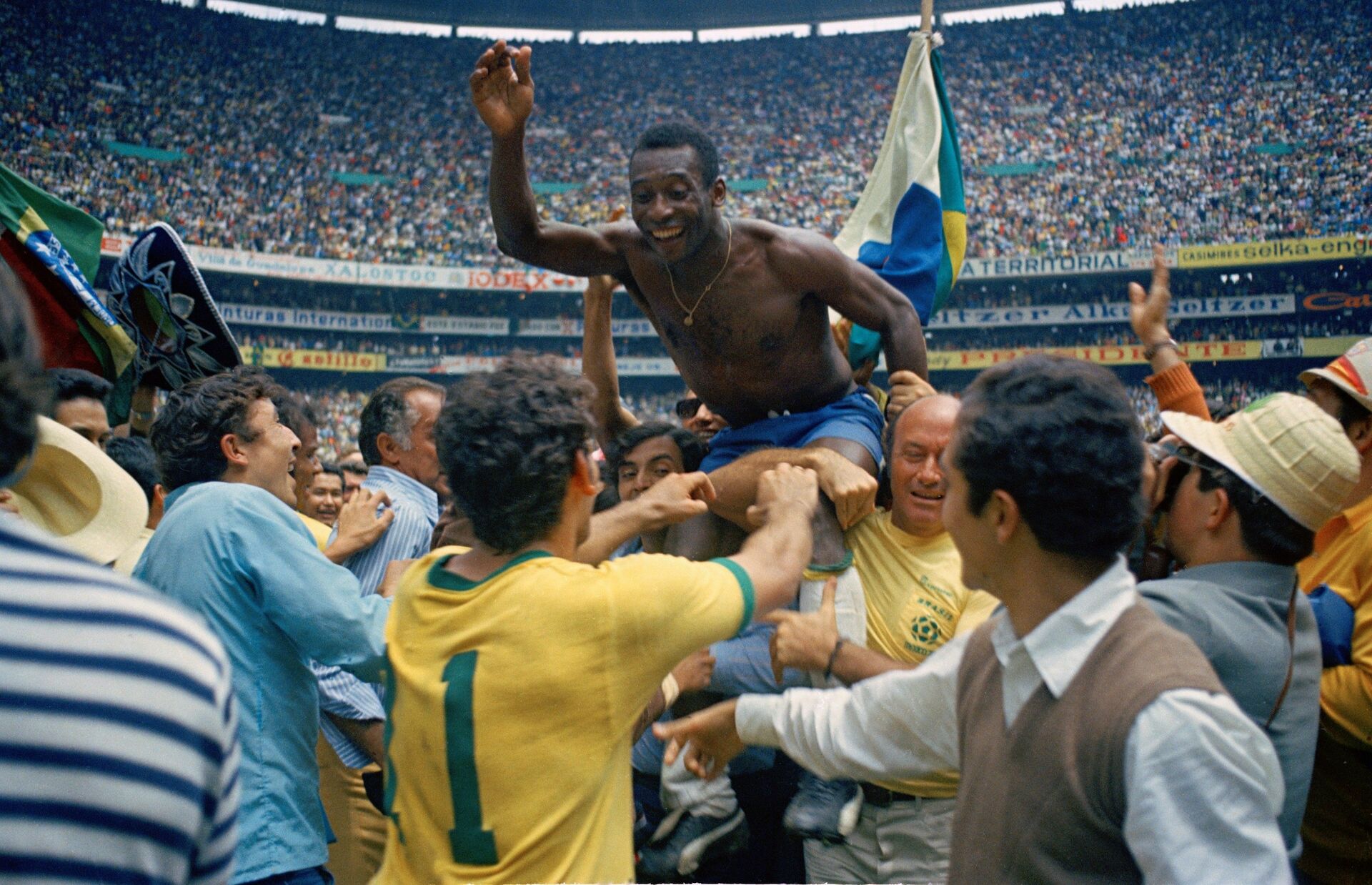 Pele celebrates after Brazil win their third World Cup in Mexico in 1970 - Sputnik International, 1920, 29.12.2022