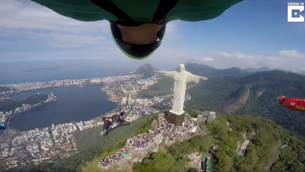 Jesus Take the Wing: Skydiver Zooms Past Christ the Redeemer - Sputnik International