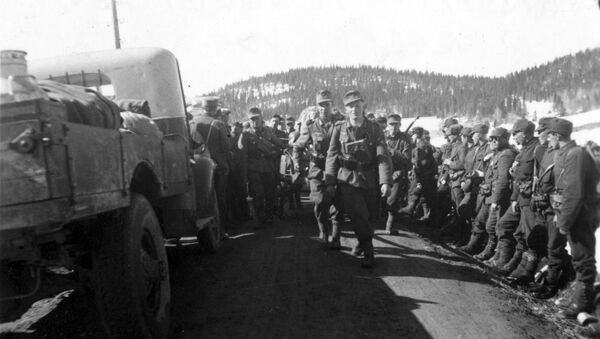 4. mai 1940. De forerste avdelinger av bergjegerne marsjerer forbi norske soldater som har kapitulert og står i veigrøftene. Sannsynligvis Kvam i nord-Trøndelag - Sputnik International