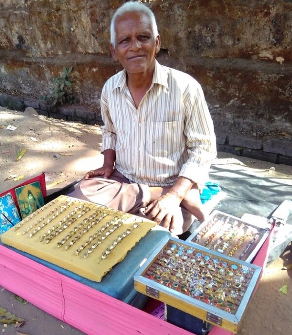 Rajendra Baidik in his roadside enclosures with his assortments on gems and stones Rajendra Baidik in his roadside enclosures with his assortments on gems and stones - Sputnik International