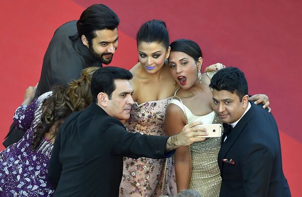 When Selfies Were Allowed: Best Glimpses of Cannes Festival Before Ban - Sputnik International