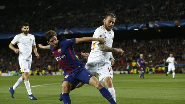 Barcelona's Sergi Roberto, left, challenges for the ball with Roma's Daniele de Rossi during a Champions League quarter-final, first leg soccer match between FC Barcelona and Roma at the Camp Nou stadium in Barcelona, Spain, Wednesday, April 4, 2018 - Sputnik International
