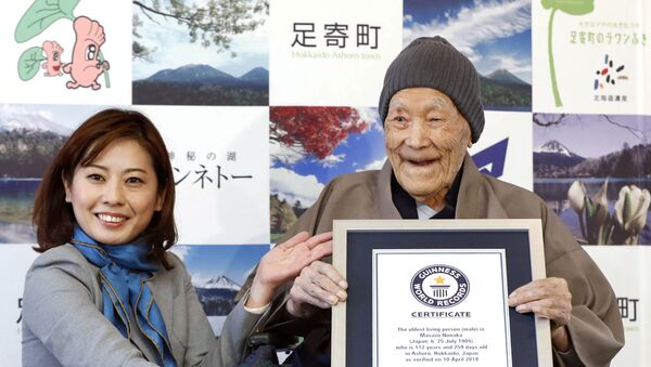 Japanese Masazo Nonaka, who was born 112 years and 259 days ago, receives a Guinness World Records certificate naming him the world's oldest man during a ceremony in Ashoro, on Japan's northern island of Hokkaido, in this photo taken by Kyodo April 10, 2018 - Sputnik International