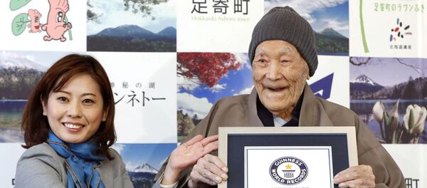 Japanese Masazo Nonaka, who was born 112 years and 259 days ago, receives a Guinness World Records certificate naming him the world's oldest man during a ceremony in Ashoro, on Japan's northern island of Hokkaido, in this photo taken by Kyodo April 10, 2018 - Sputnik International