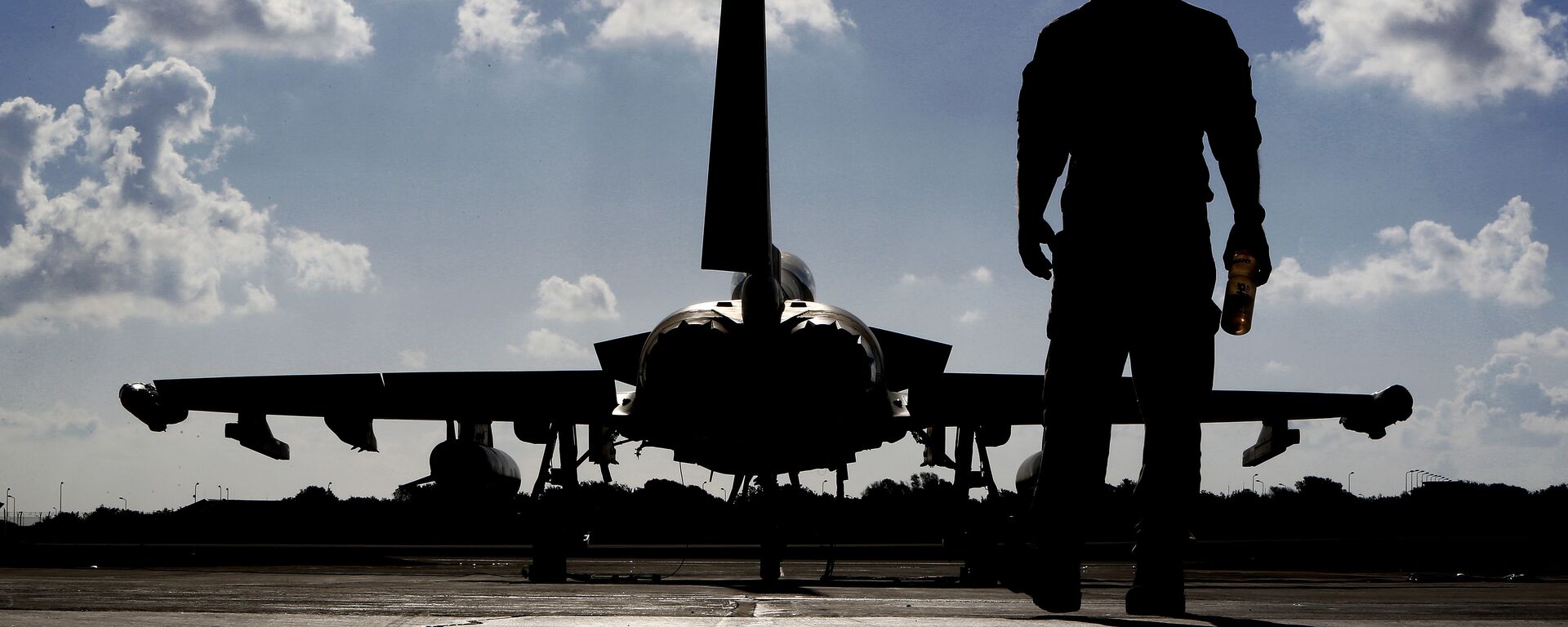 In this Thursday, Sept. 22, 2016 photo, a British soldier walks by a Typhoon aircraft before take off for a mission in Iraq, at RAF Akrotiri, near the southern coastal city of Limassol, in Cyprus - Sputnik International, 1920, 22.12.2024