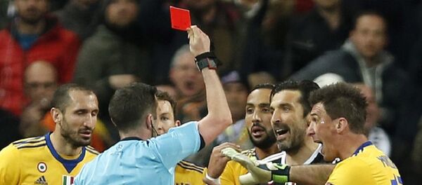 Referee Michael Oliver shows a red car to Juventus goalkeeper Gianluigi Buffon during a Champions League quarter final second leg soccer match between Real Madrid and Juventus at the Santiago Bernabeu stadium in Madrid, Wednesday, April 11, 2018 Referee Michael Oliver shows a red car to Juventus goalkeeper Gianluigi Buffon during a Champions League quarter final second leg soccer match between Real Madrid and Juventus at the Santiago Bernabeu stadium in Madrid, Wednesday, April 11, 2018 - Sputnik International