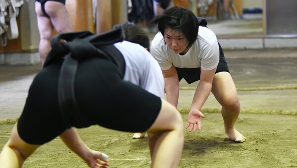 In a photograph taken on January 25, 2015, female sumo wrestler Sayaka Matsuo (R) fights with her teammate Shiori Kanehira (L) during a training session at Nihon University's sumo club in Tokyo - Sputnik International