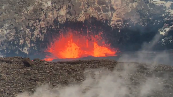 Hawaiian Volcano’s Lava Lake Bubbles to Record Heights in Months - Sputnik International