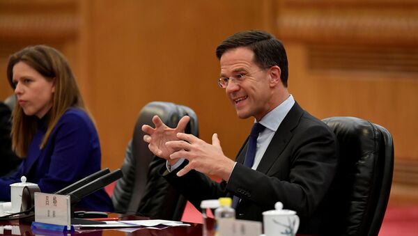 Netherlands' Prime Minister Mark Rutte (R) talks with Chinese Premier Li Keqiang (not pictured) during their meeting at the Great Hall of the People in Beijing, China April 12, 2018 - Sputnik International