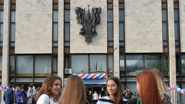 Students by the building of the Moscow State Institute of International Relations (MGIMO). File photo - Sputnik International
