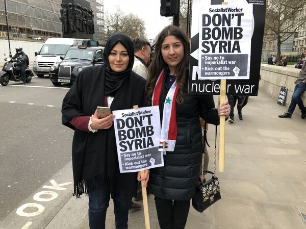 Live from Downing Street, London where crowds protest against Britain and the US launching military strikes in Syria - Sputnik International