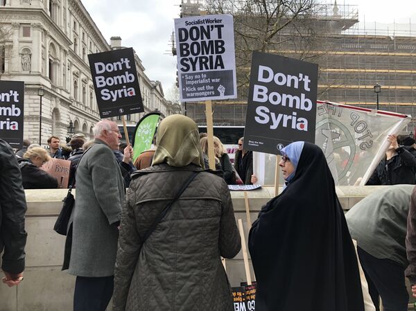 Crowds in London protest against Britain and the US launching military strikes in Syria - Sputnik International
