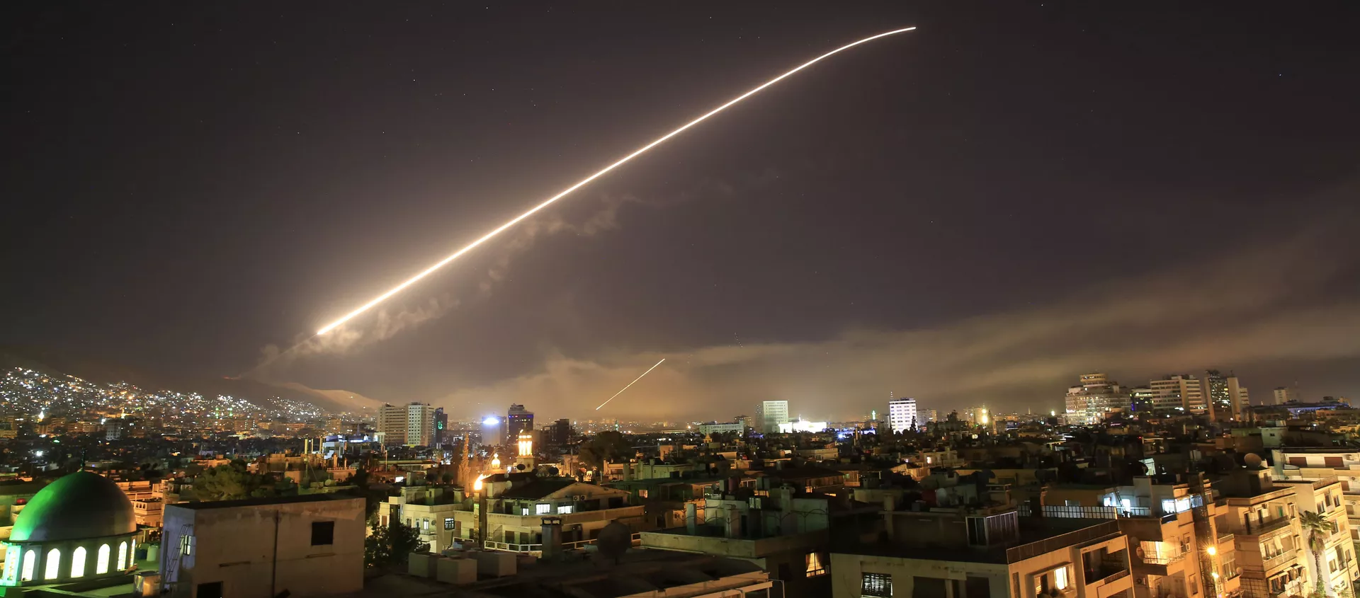 The Damascus sky lights up missile fire as the U.S. launches an attack on Syria targeting different parts of the capital early Saturday, April 14, 2018 - Sputnik International, 1920, 14.04.2018
