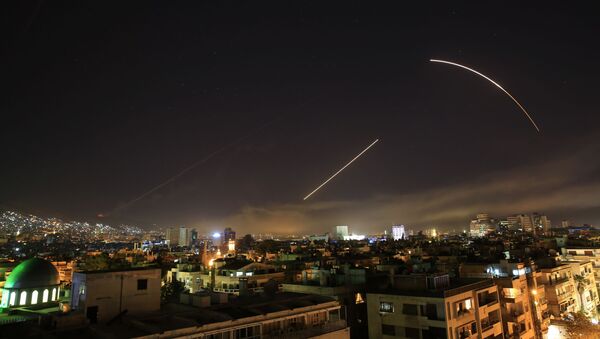 Missiles streak across the Damascus skyline as the U.S. launches an attack on Syria targeting different parts of the capital, early Saturday, April 14, 2018 - Sputnik International